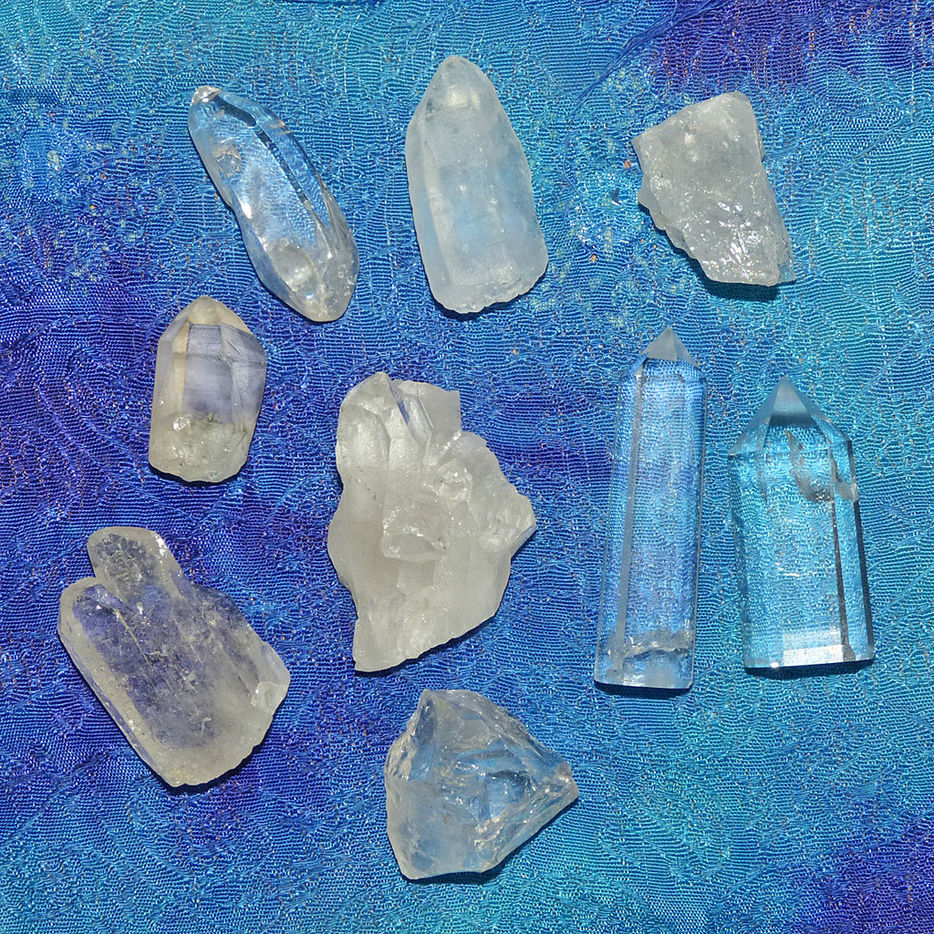 GeaNova-Kristalle Rohkristalle und polierte Spitzen